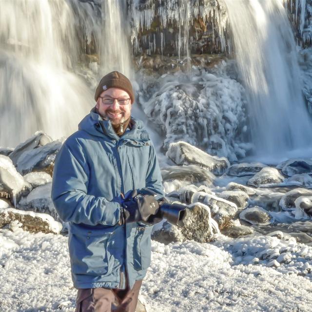 Foto von Thomas Hüttmann vor Wasserfall auf Island