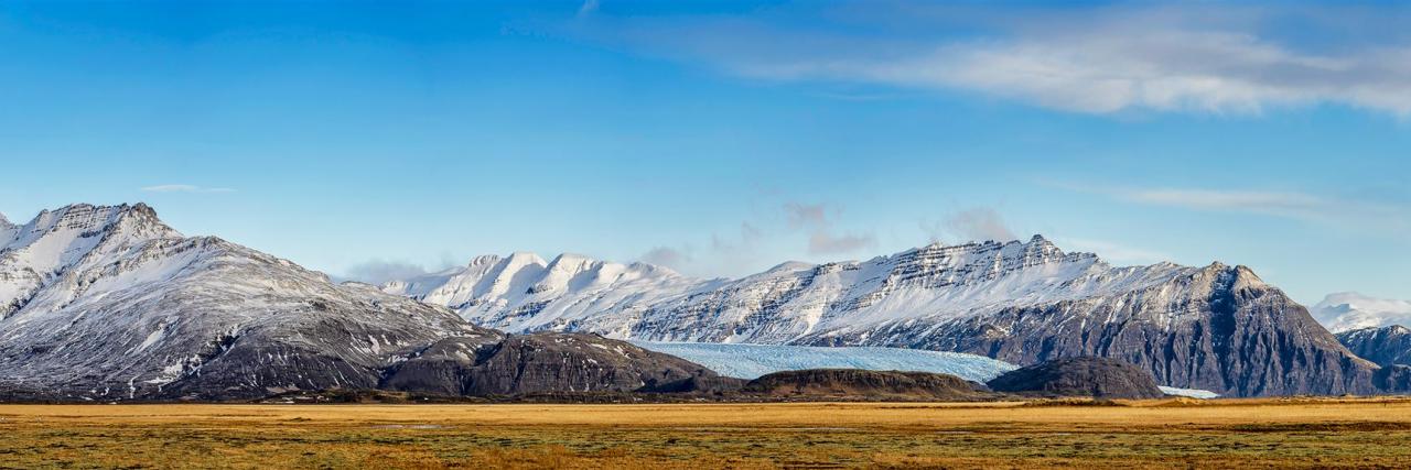 Bergpanorama im Winter in Island mit Blick auf Gletscher und Schnee