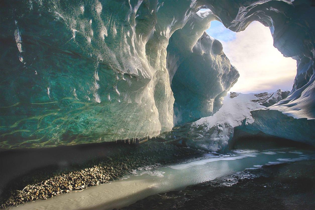 Gletscherhöhle von innen mit Blick durch den Ausgang in Island