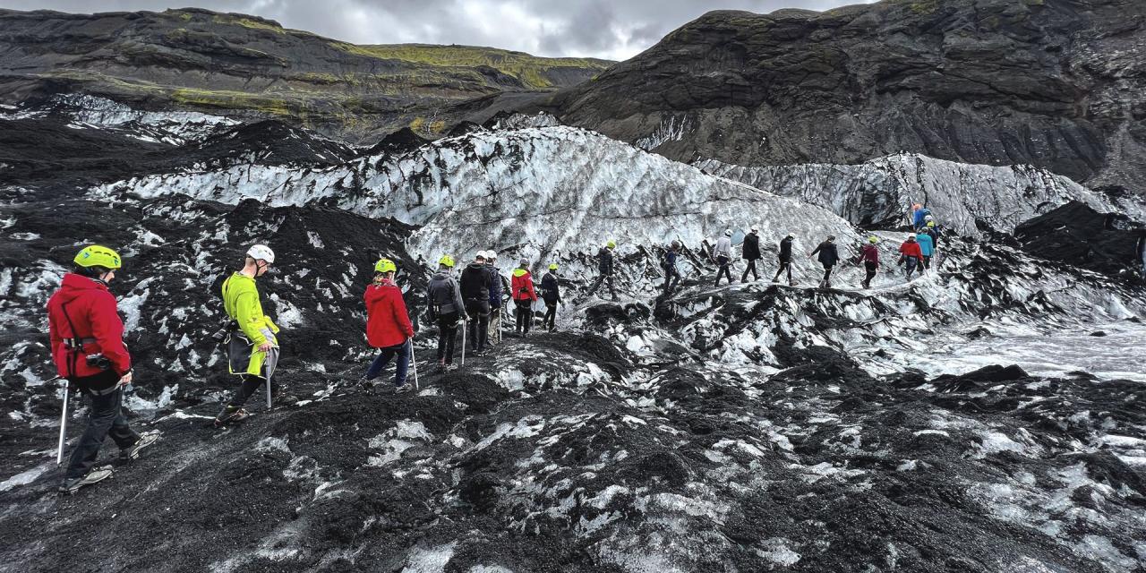 Gruppe wandert auf Gletscher ins Tal zurück