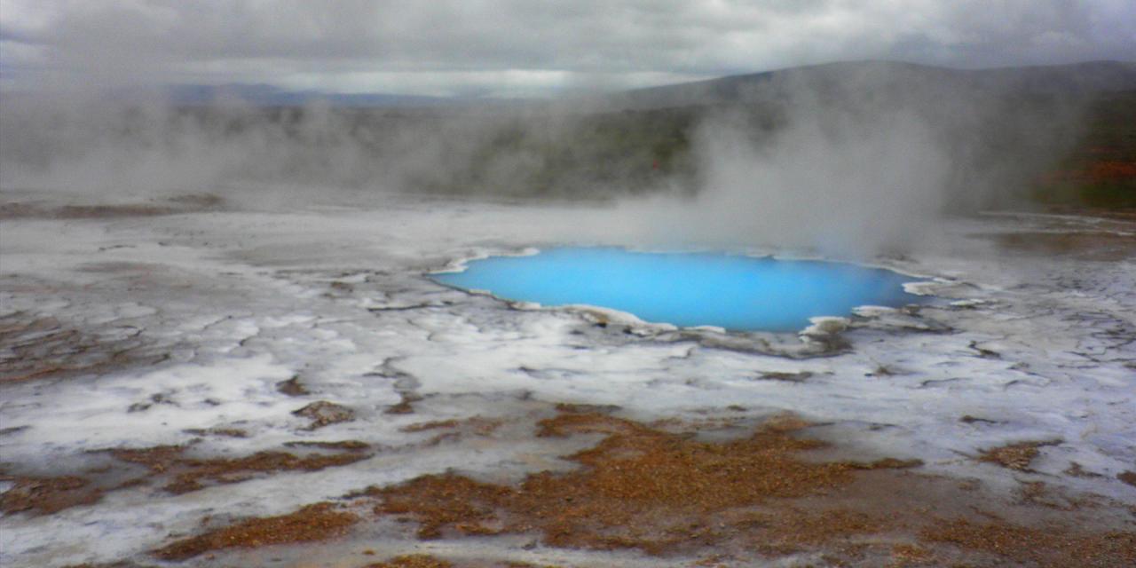 Eine heiße Quelle im Hochtemperaturgebiet in Island