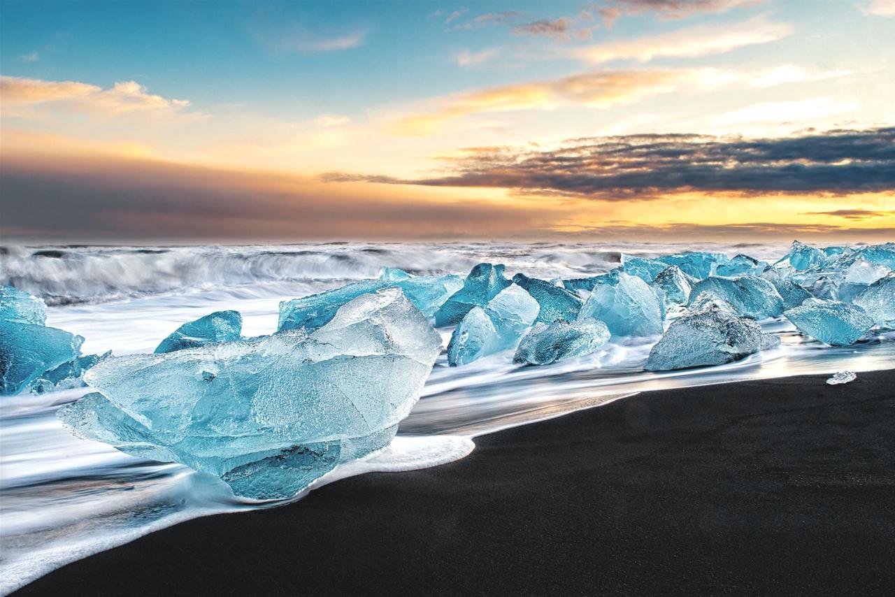 Gletschereis auf schwarzem Basaltstrand in der Abendsonne