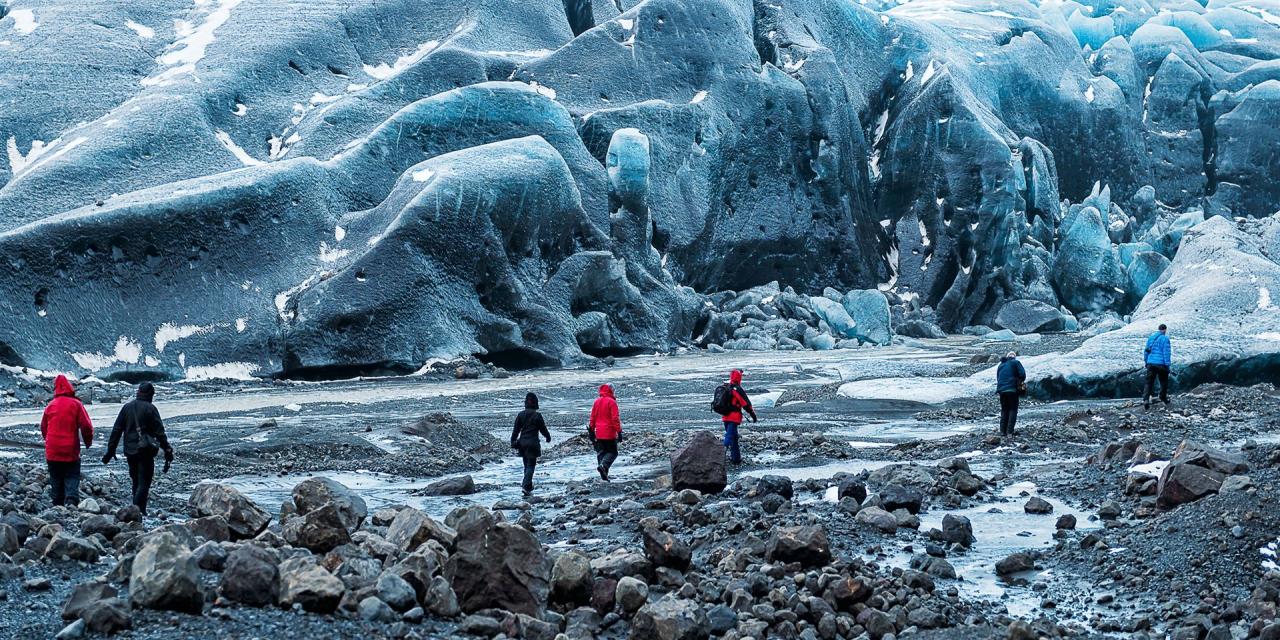 Gruppe von Menschen wandern zum Gletscher