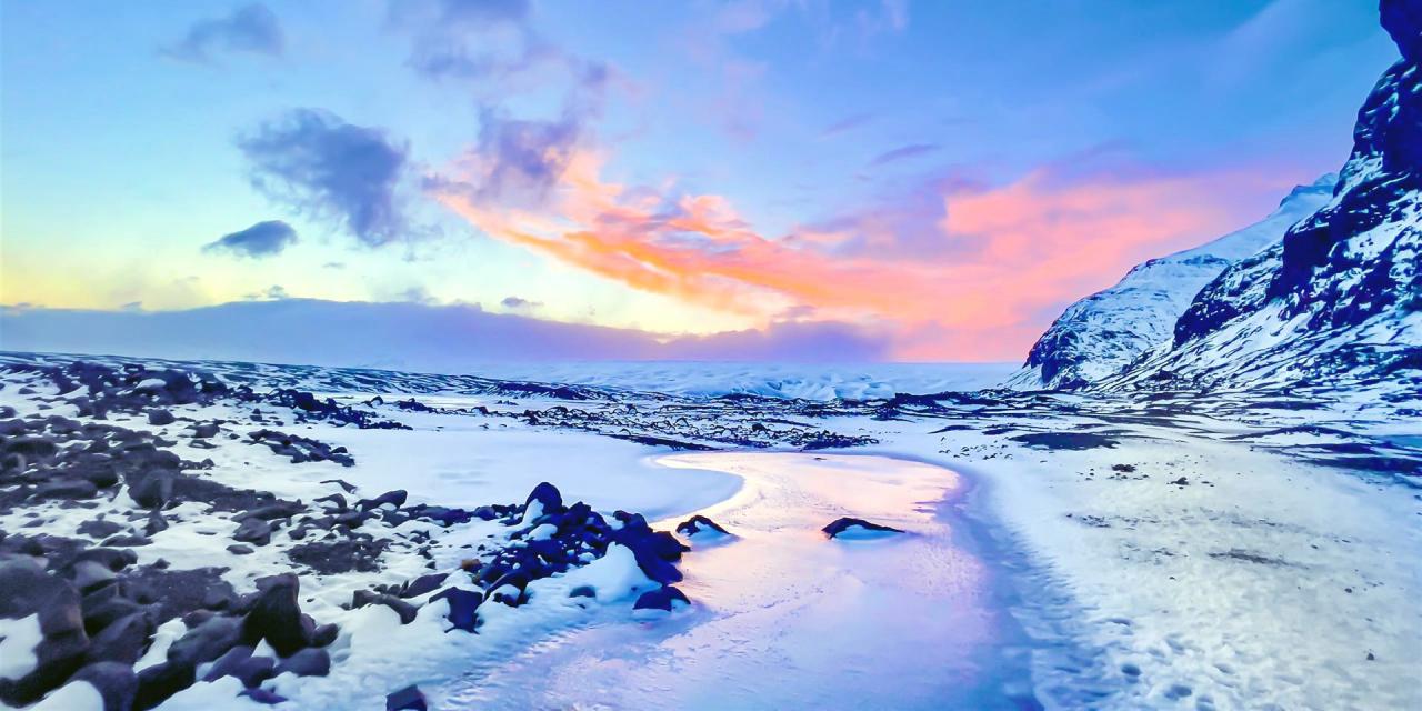 Weiter Blick in einen Winterlandschaft Islands 