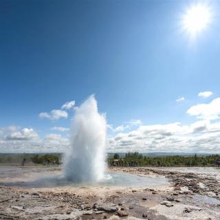 Ausbrechender Geysir in Island
