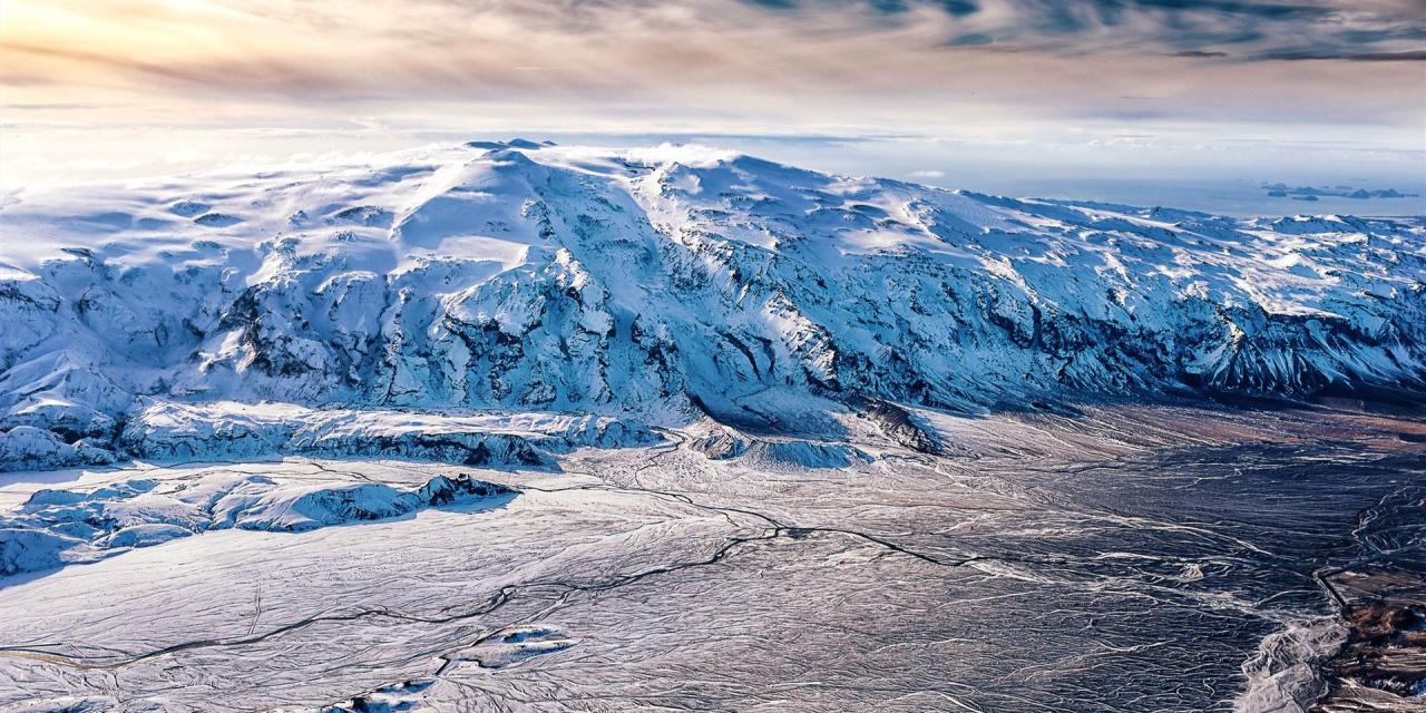 Blick aus Flugzeug auf unter Schnee schlafendem Vulkan in Island