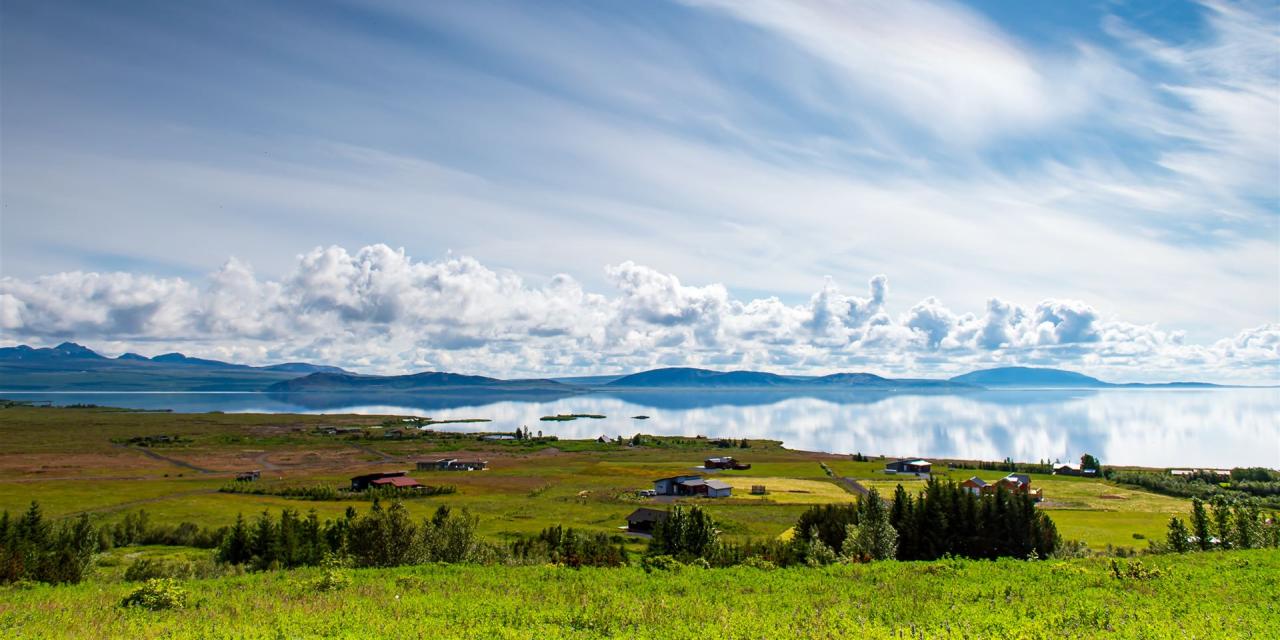 Weite Landschaft mit Blick auf großen See unter blauem Himmel
