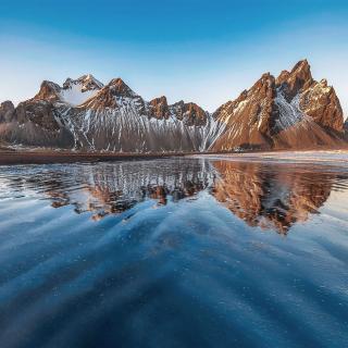 Blick über Wasser auf berühmte Berge in Island